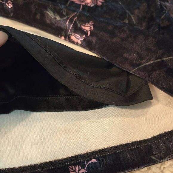 Chico's Black Floral Velvet Dress Ruffle Sleeve size 2 - Picture 6 of 7